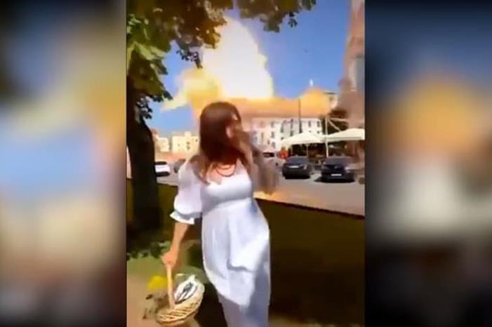 شاهدوا .. امرأة تلتقط صورة مع صاروخ قبل لحظات من انفجار صاروخ باليستي في اوكرانيا