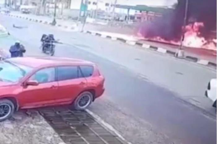 شاهدوا ... لحظة سقوط طائرة مروحية في منطقة مأهولة بالسكان في نيجيريا