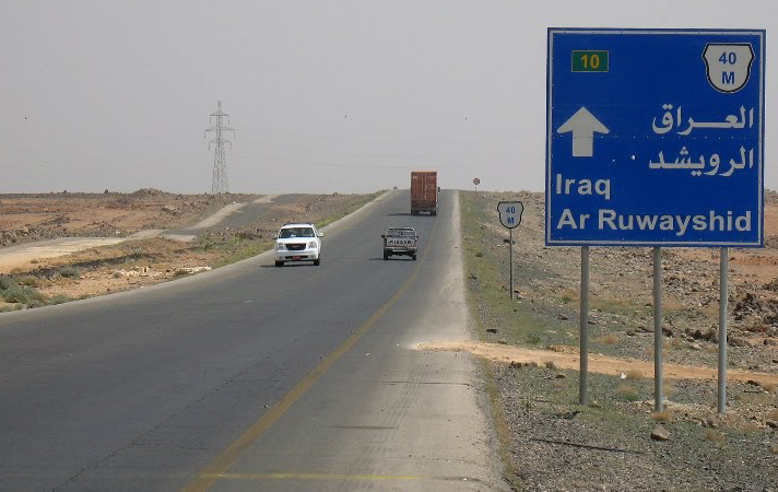 وفاة وإصابتان بحادث تصادم شاحنتين على طريق الرويشد