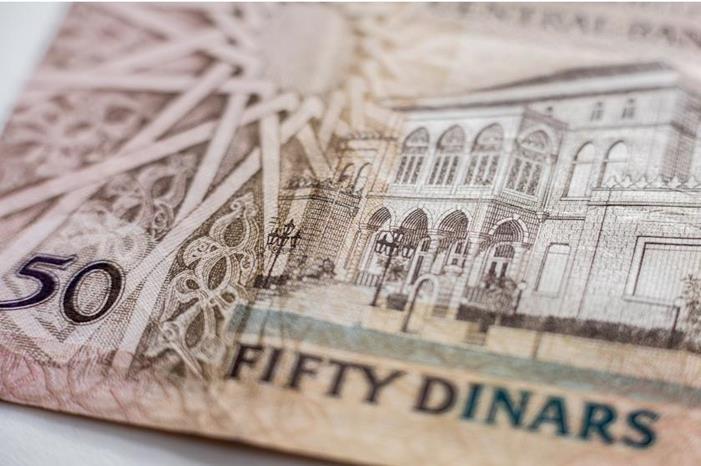 عامل وطن في الطفيلة يعثر على 67 ألف دينار أمام بنك وهذا ما فعله