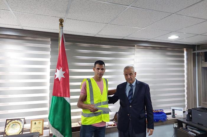 كريشان يُكرّم عامل وطن عثر على 67 ألف دينار وأعادها إلى صاحبها