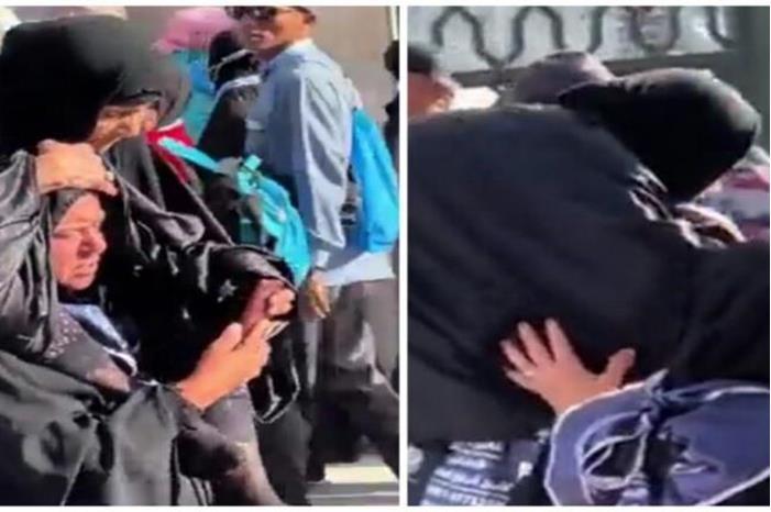 مشهد مؤثر لسيدة تحمل أمها على كتفها لأداء الصلاة في المسجد النبوي