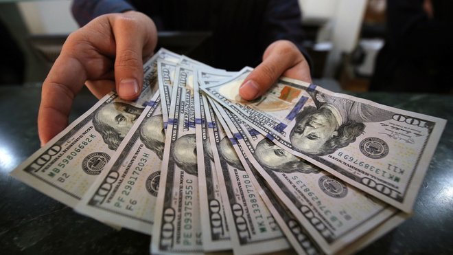 الدولار عند أعلى مستوى في 10 أشهر