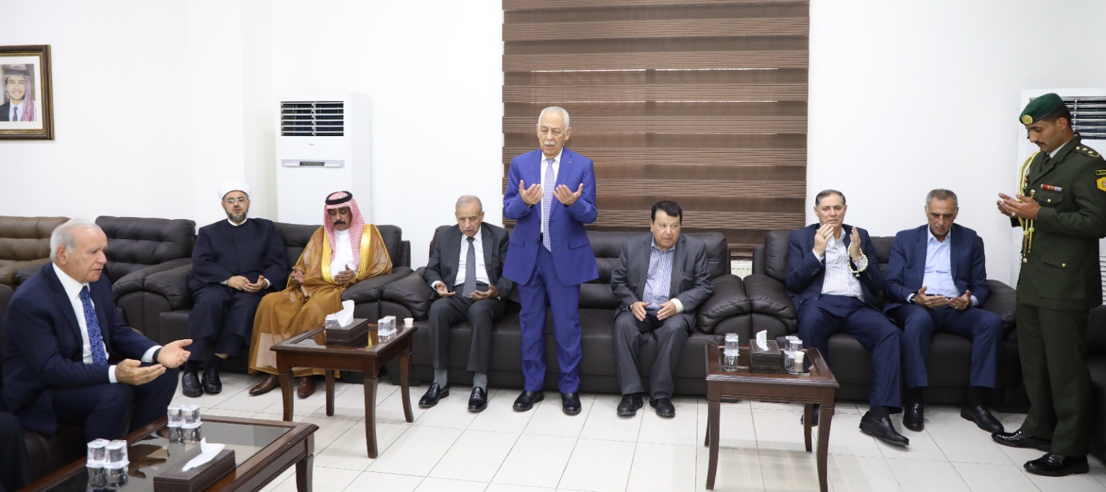 العيسوي ينقل تعازي الملك وولي العهد الى عشيرة المعاني