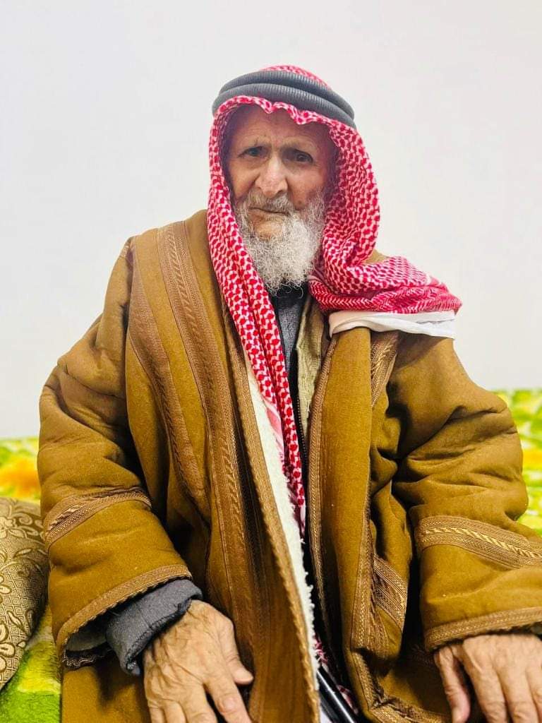 بصيرا : الحاج اسحيمان على أعتاب المئة وله من الأبناء 16 ذكور واناث من الاحفاد 250 حفيدا