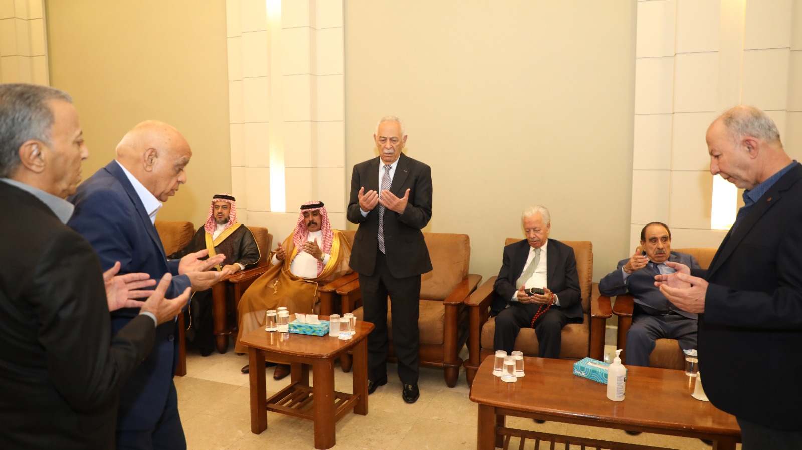 مندوبا عن الملك وولي العهد العيسوي  يعزي  عشائر الصوراني ،  والزواهرة ، والحنيطي والنعيمات