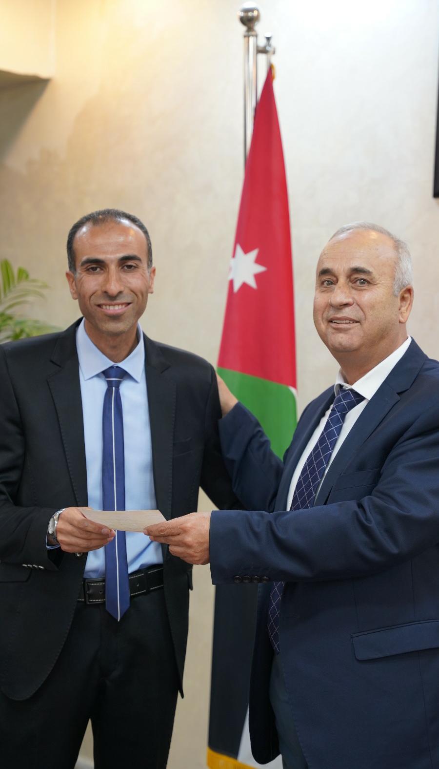 أبو علي يسلم جائزة "فواتيري" النقدية الأولى البالغة 25 ألف دينار للفائز الأول