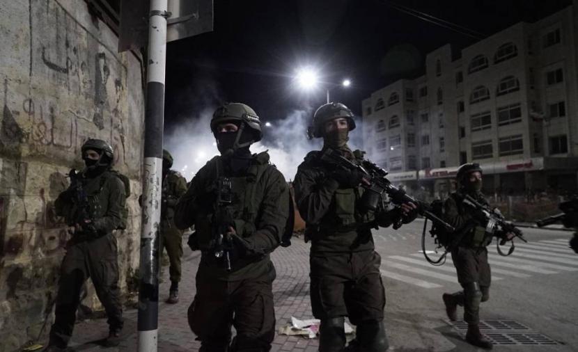 الاحتلال يقتحم بلدة في القدس ويعتقل 4 فلسطينيين