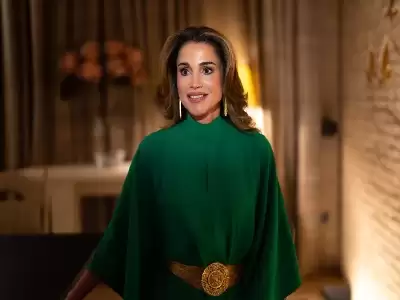 الملكة تنشر صورة وتعلق : مع أعز الرجال على قلبي