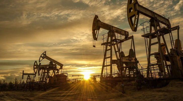 أسعار النفط تصل أعلى مستوى منذ ١٠ أشهر عالميا