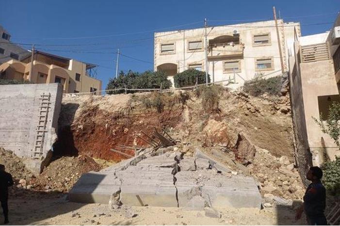الفحيص ؛ إخلاء مبنى سكني احترازياً جراء انهيار جدار استنادي