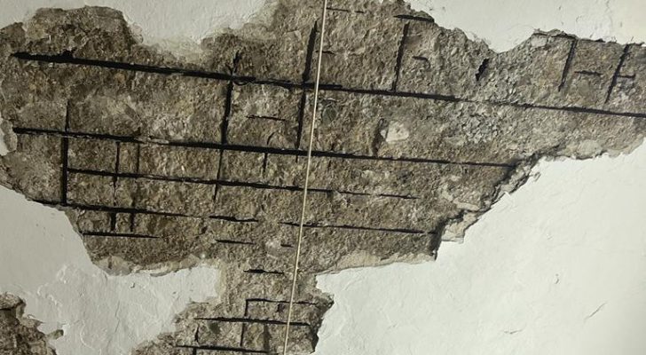 إغلاق مسجد في الرمثا عقب تساقط قطع اسمنتية من سقفه