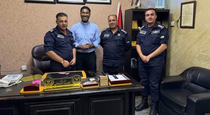 بوقت قياسي.. الأمن يُعيد مبلغ مالي كبير لسائح أمريكي من سالبيه