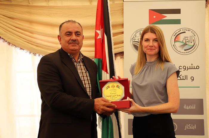 تدشين مزرعة الخلايا الشمسية لتوليد الطاقة الكهربائية لبلدية الأزرق الجديدة