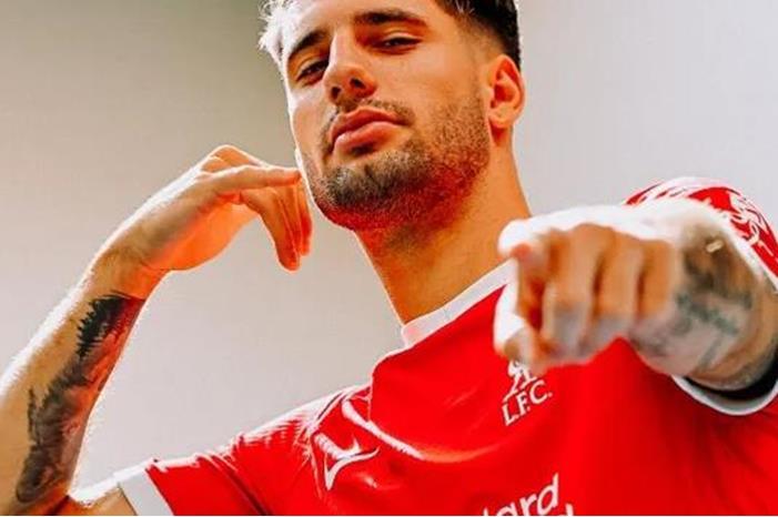 لاعب ليفربول الجديد يحسم الجدل حول خروج محمد صلاح من ليفربول