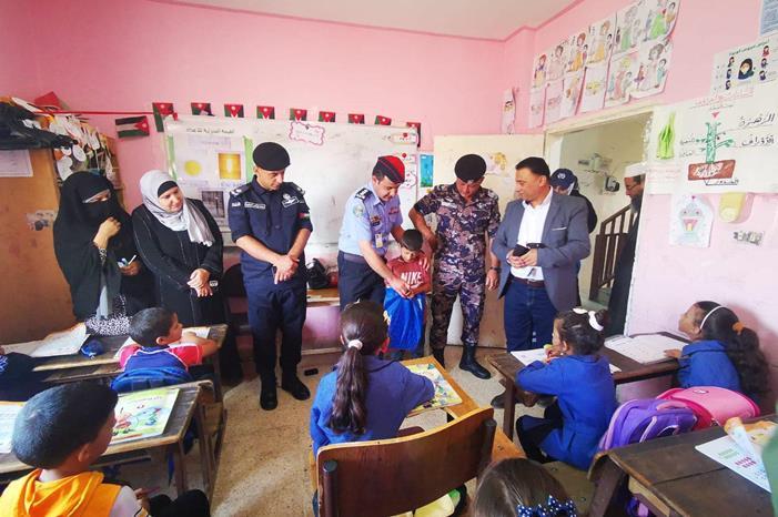 لفتة انسانية .. الشرطة المجتمعية ترافق ابناء الشهيد الخمايسة الى المدرسة -صور
