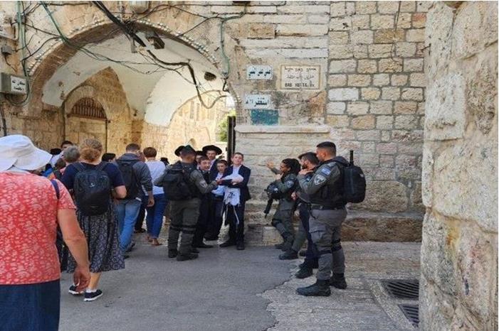 مستوطنون يؤدون طقوسا تلمودية في أحياء البلدة القديمة بالقدس