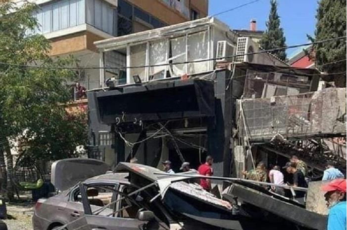 نجاة الفنان السوري أيمن زيدان من انفجار أسطوانة غاز بمطعم بيتزا