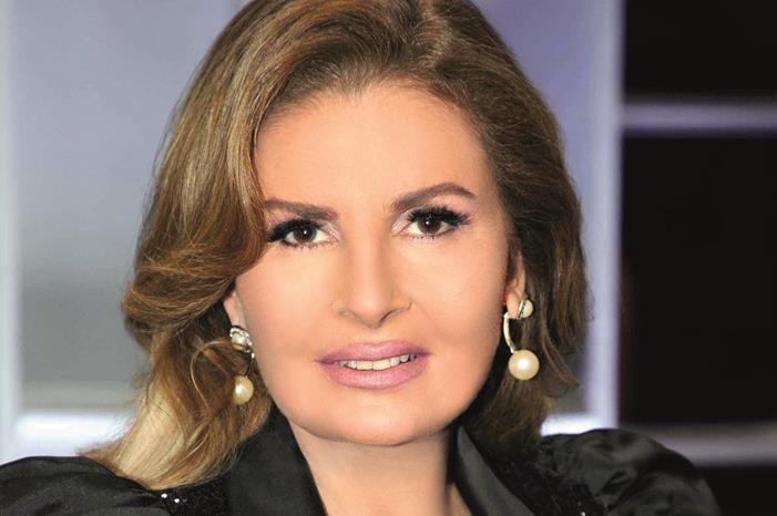 يسرا تدعم فنان شهير مصاب بالسرطان - صورة