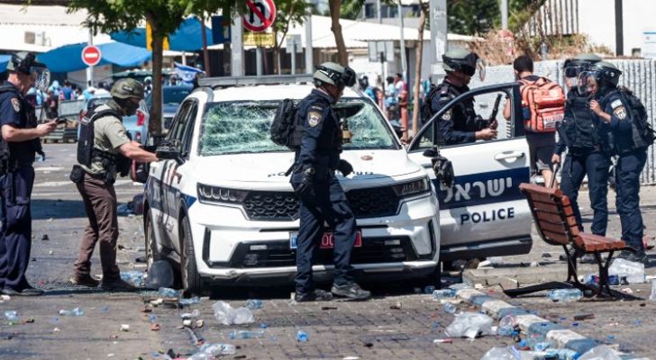 ١٠٠ مصاب في مواجهات بين شرطة الاحتلال ومتظاهرين في تل أبيب