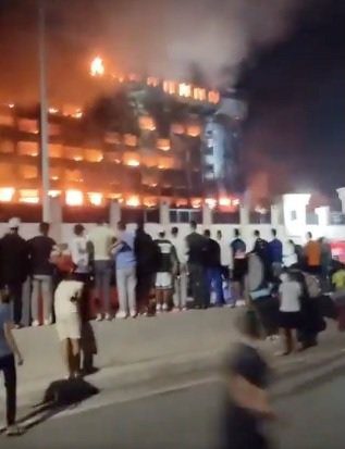 شاهدوا لحظة سقوط شخص حاول النجاة من حريق الإسماعيلية