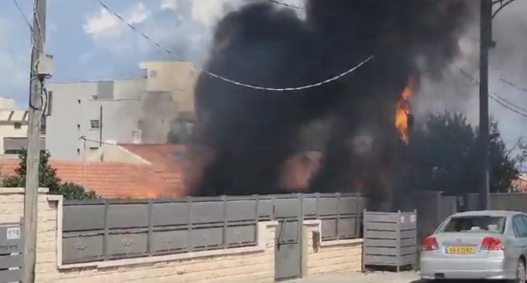 شاهدوا اندلاع حريق في سديروت جراء صاروخ أطلق من غزة