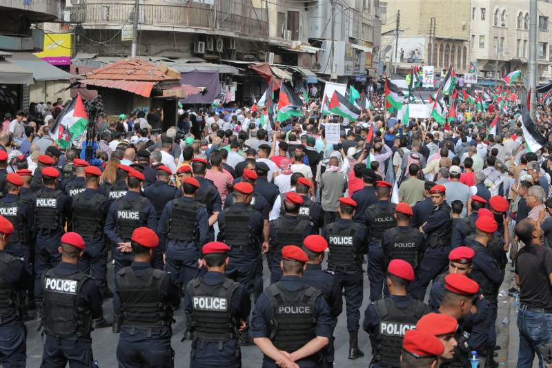 بالصور .. حشود غفيرة في وسط البلد لوقف العدوان على قطاع غزة