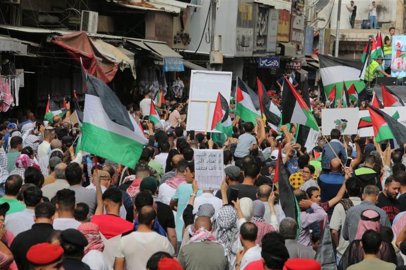 بالصور .. حشود غفيرة في وسط البلد لوقف العدوان على قطاع غزة