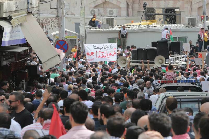 بالصور .. حشود غفيرة في وسط البلد لوقف العدوان على قطاع غزة
