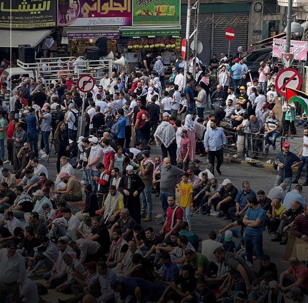بالصور .. حشود غفيرة في وسط البلد لوقف العدوان على قطاع غزة