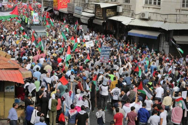 بالصور .. حشود غفيرة في وسط البلد لوقف العدوان على قطاع غزة