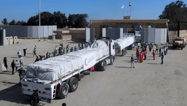 إدخال ١٤ شاحنة مساعدات إلى غزة عبر معبر رفح