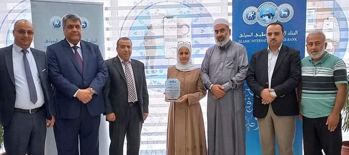 العربي الإسلامي يكرم الطالبة " سندس صيداوي " الفائزة بالمسابقة الدولية لحفظ القرآن الكريم