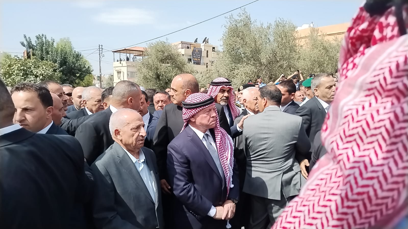 بالصور.. الملك يشارك في تشييع الراحل معروف البخيت