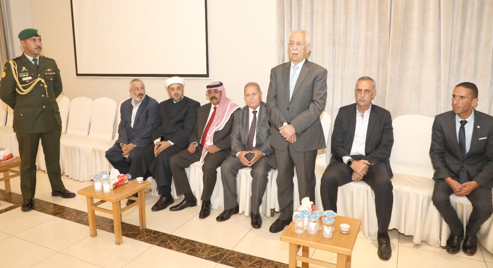 مندوبا عن الملك وولي العهد العيسوي يعزي ال ابو فارس