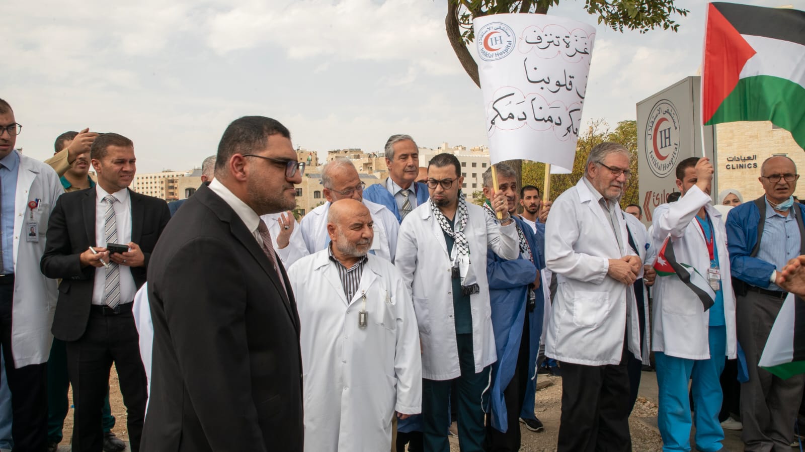 فيديو وصور .. مستشفى الاستقلال ينظم وقفة تضامنية ضد الهجمة الصهيونية على القطاع الصحي وكوادره في غزة