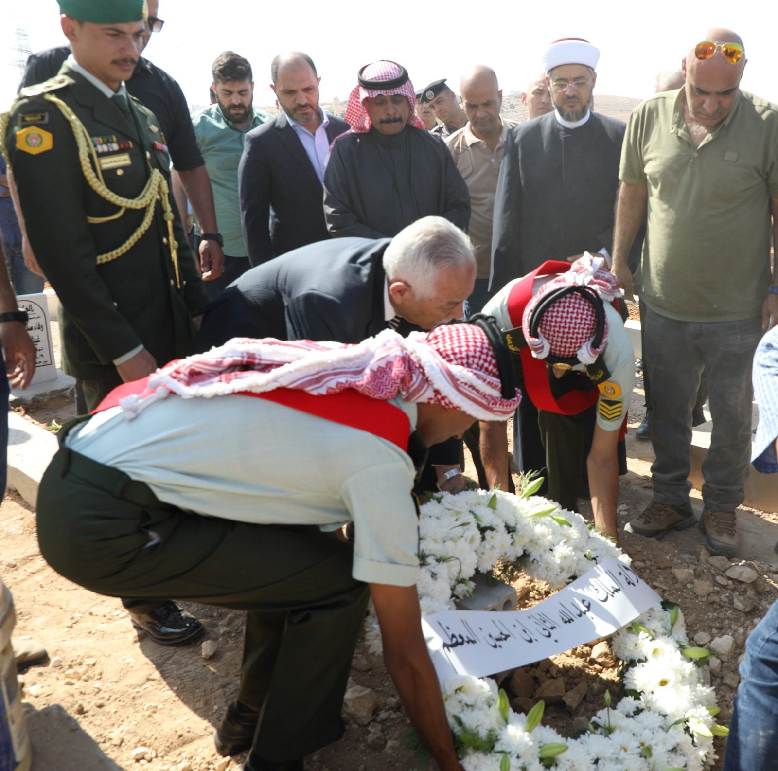 مندوبا عن الملك وولي العهد العيسوي  يعزي  عشيرة العبيدات