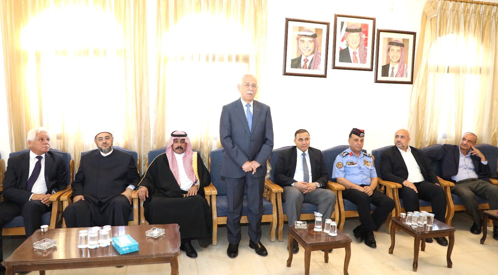 مندوبا عن  الملك  وولي العهد العيسوي  يعزي عشيرتي الخليفات والعربيات<br />