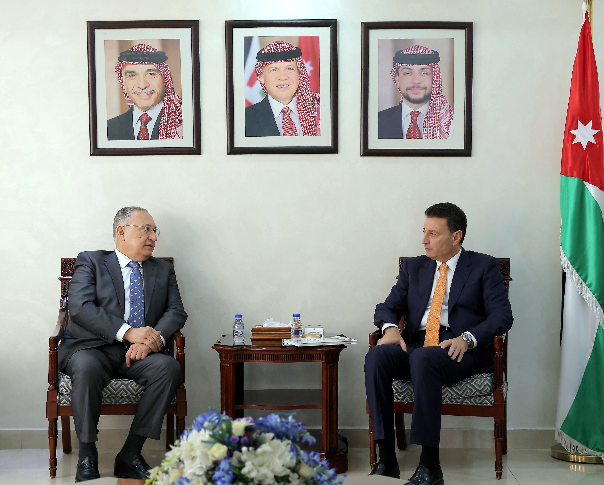 صورة حول : الصفدي يتسلم تقرير هيئة النزاهة ومكافحة الفساد لعام 2022 الصفدي يتسلم تقرير هيئة النزاهة ومكافحة الفساد لعام 2022