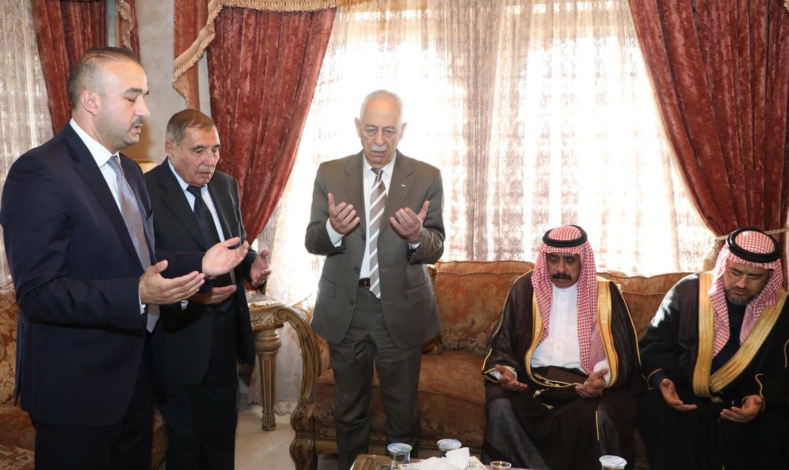 مندوبا عن الملك وولي العهد العيسوي يعزي عشيرة العمري
