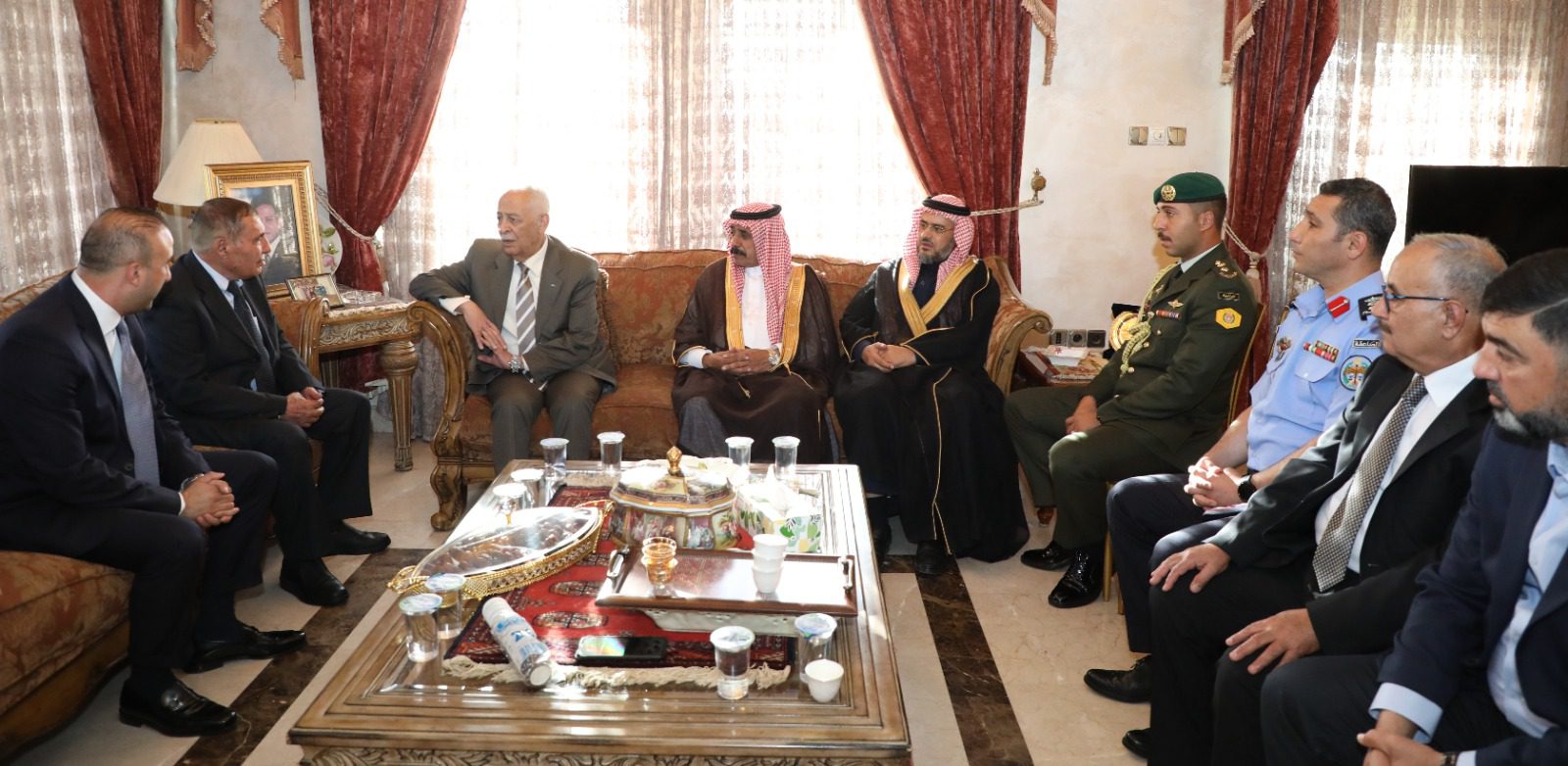 صورة حول : مندوبا عن الملك وولي العهد العيسوي يعزي عشيرة العمري مندوبا عن الملك وولي العهد العيسوي يعزي عشيرة العمري