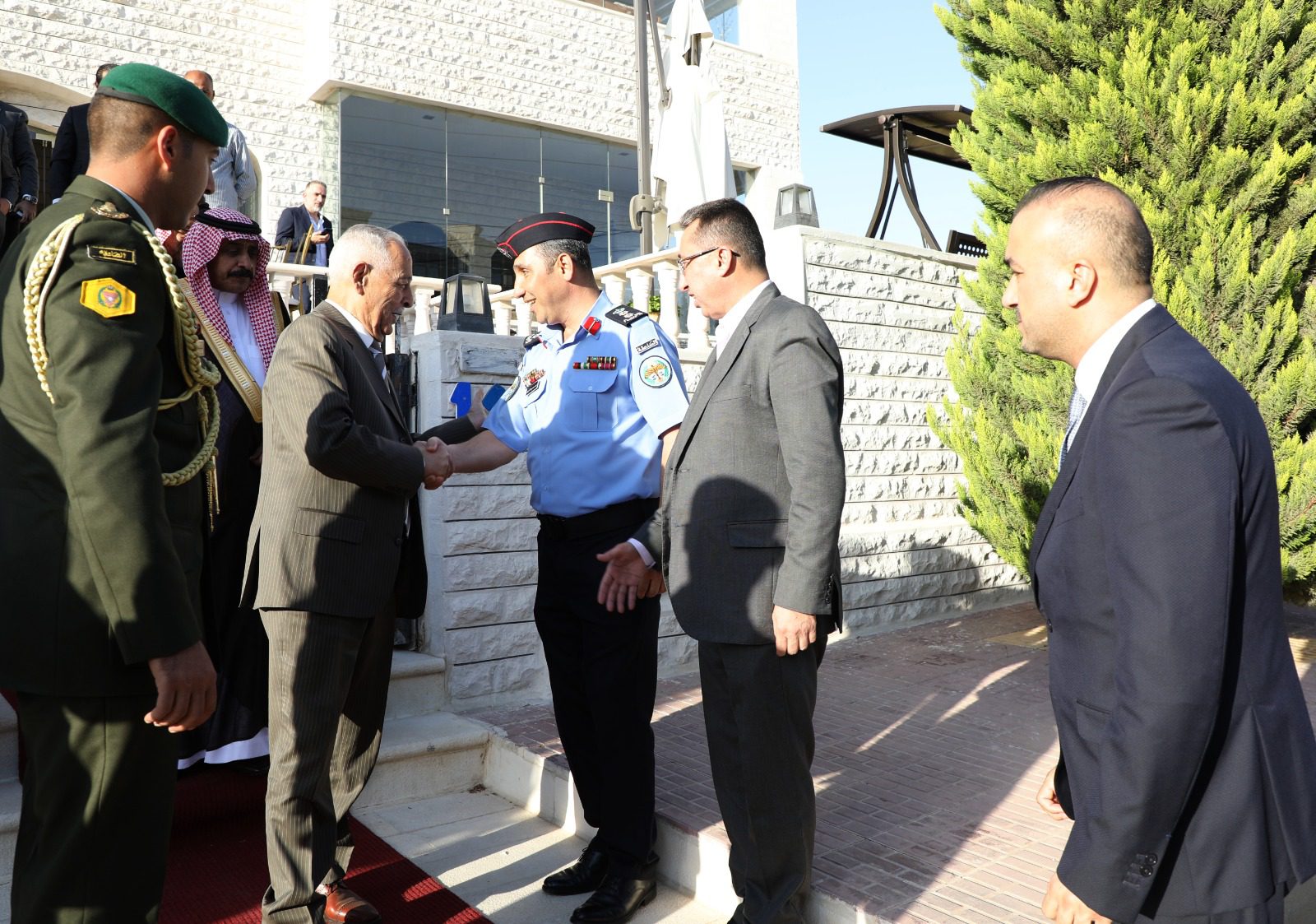 صورة حول : مندوبا عن الملك وولي العهد العيسوي يعزي عشيرة العمري مندوبا عن الملك وولي العهد العيسوي يعزي عشيرة العمري