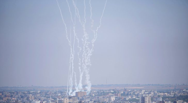 إعلام عبري: إطلاق وابل كبير من الصواريخ من قطاع غزة