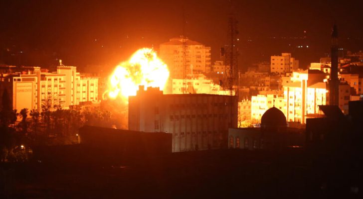 الاحتلال يشن غارات جوية وقصفا عنيفا من البر والبحر على كافة مناطق قطاع غزة