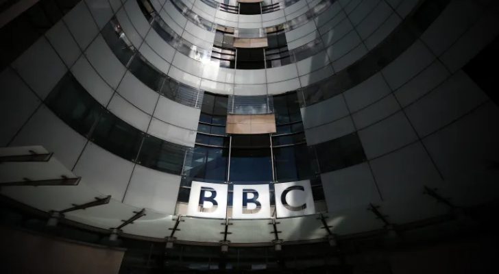 لتغطيتها المنحازة للاحتلال .. صحفيان يعلنان استقالتهما من BBC
