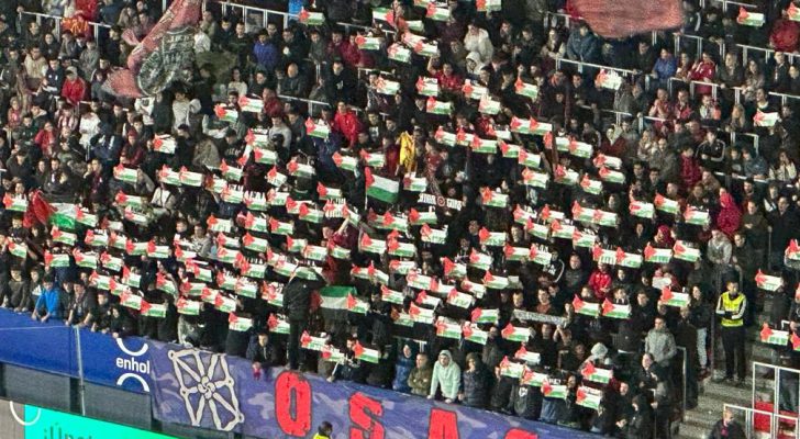 مشجعو نادٍ إسباني يرفعون علم فلسطين تضامناً مع القطاع