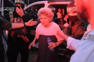 شاهد لحظة تسليم القسام محتجزين ضمن صفقة التبادل