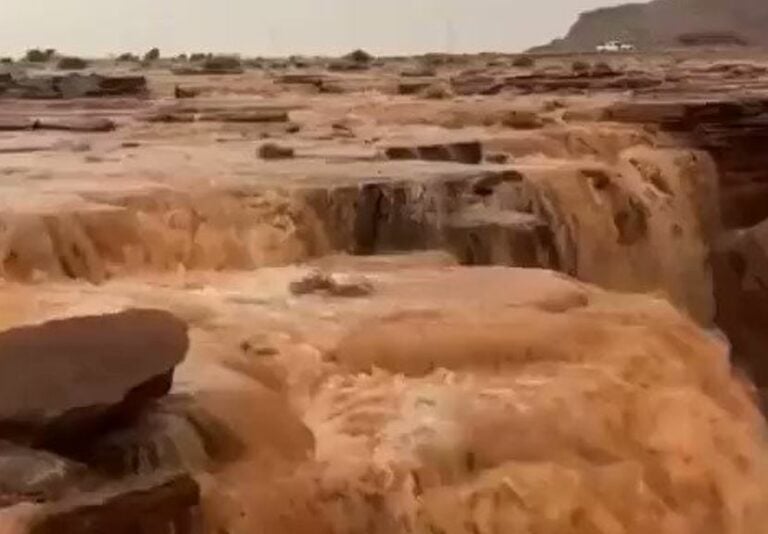 شاهد شلالات تتدفق بغزارة بعد هطول الأمطار في منطقة حائل