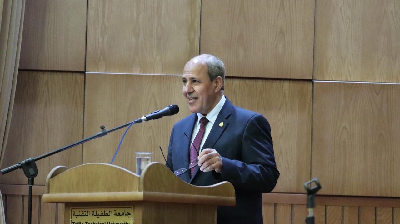يوم علمي لقسم اللغة الإنجليزية وآدابها في تقنية الطفيلة