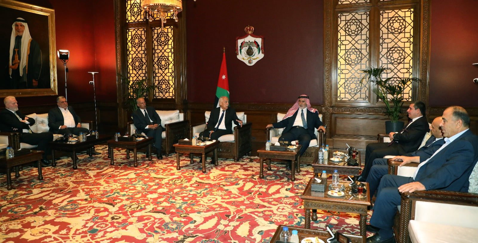 صورة حول : العيسوي يلتقي عددا من الوفود بالديوان الملكي الهاشمي العيسوي يلتقي عددا من الوفود بالديوان الملكي الهاشمي